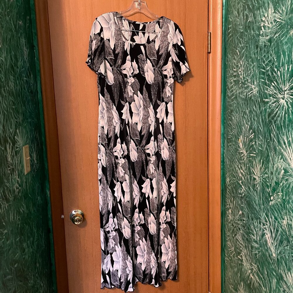 Black and White Lily Pattern Short Sleeve Maxi Dress